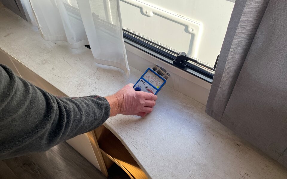 Messung mit Messgerät an Fenster
