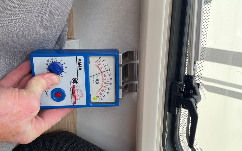 Messung mit Messgerät an Fenster seitlich Nahmaufnahme