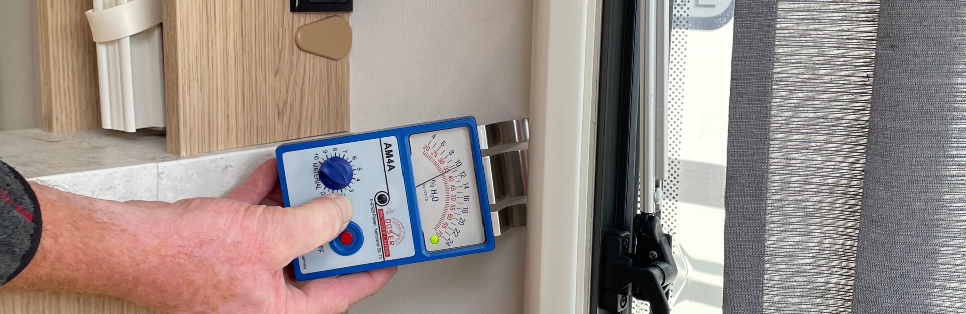 Messung mit Messgerät an Fenster seitlich